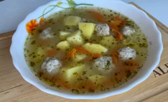 Frikadeļu zupa