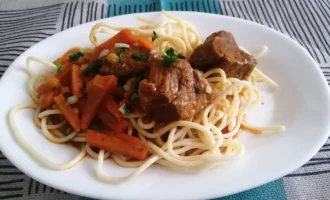 Liellopu gaļas gulašs multikatlā