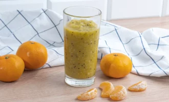 Vitamīnu smūtijs ar ananāsiem un seleriju