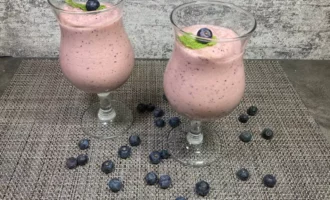 Vitamīnu smūtijs ar mellenēm, hurmu un zemenēm