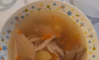 Pupiņu zupa ar vistas stilbiņiem