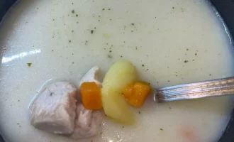 Aromātiskā siera zupa ar vistas krūtiņu