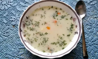 Ātrā siera zupa ar dārzeņiem un makaroniem