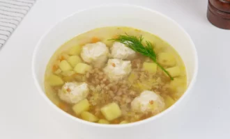 Griķu zupa ar frikadelēm