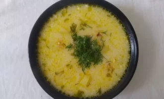 Siera zupa ar kūpinātu vistu