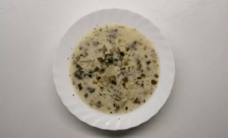 Siera zupa ar zaļajiem sīpoliem
