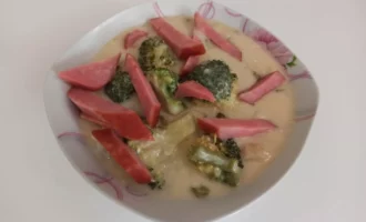 Zupa ar sieru, brokoļiem un saldo krējumu