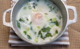 Klasiskā piena zupa ar olām un zaļumiem